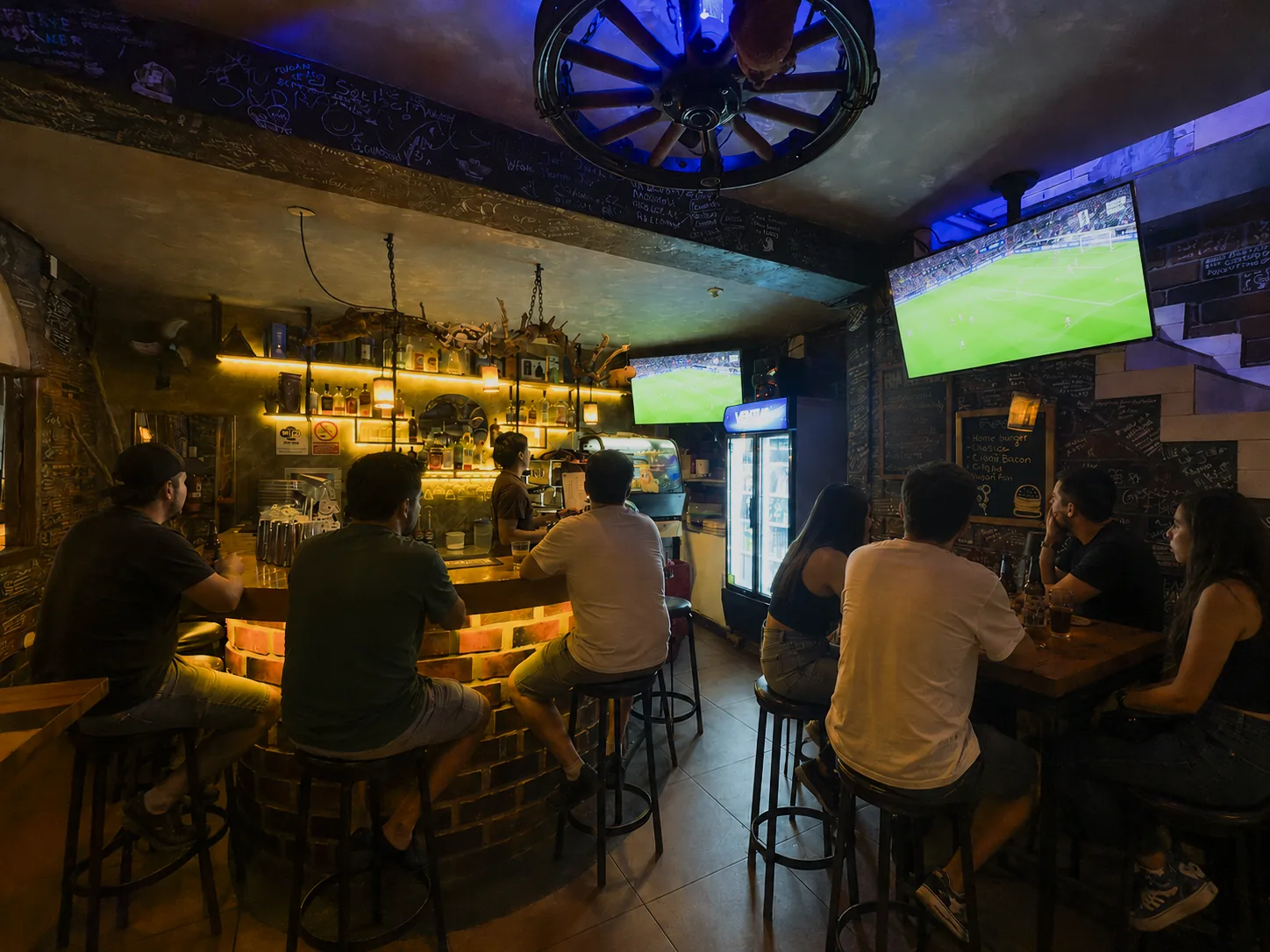 Hinchas viendo el Mundial en doble pantalla en El Adriano, Nasca